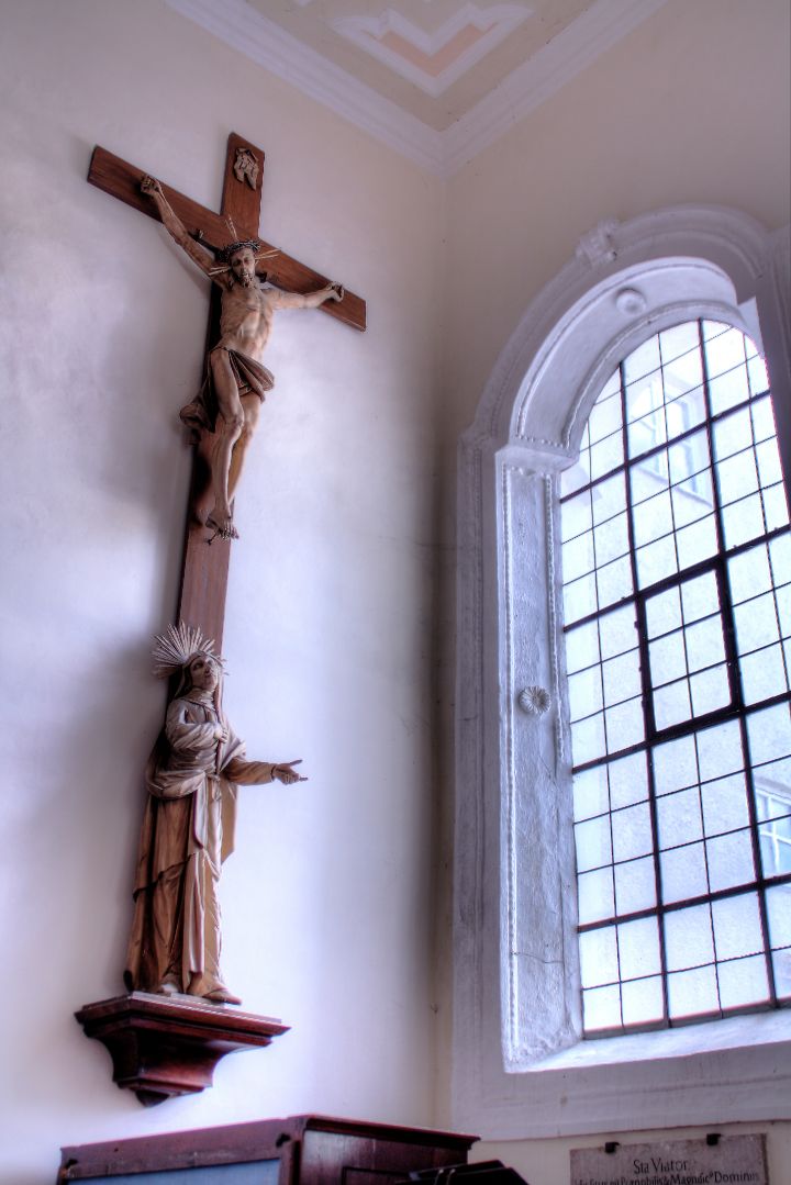 Altes Holzkreuz, links neben dem Altar